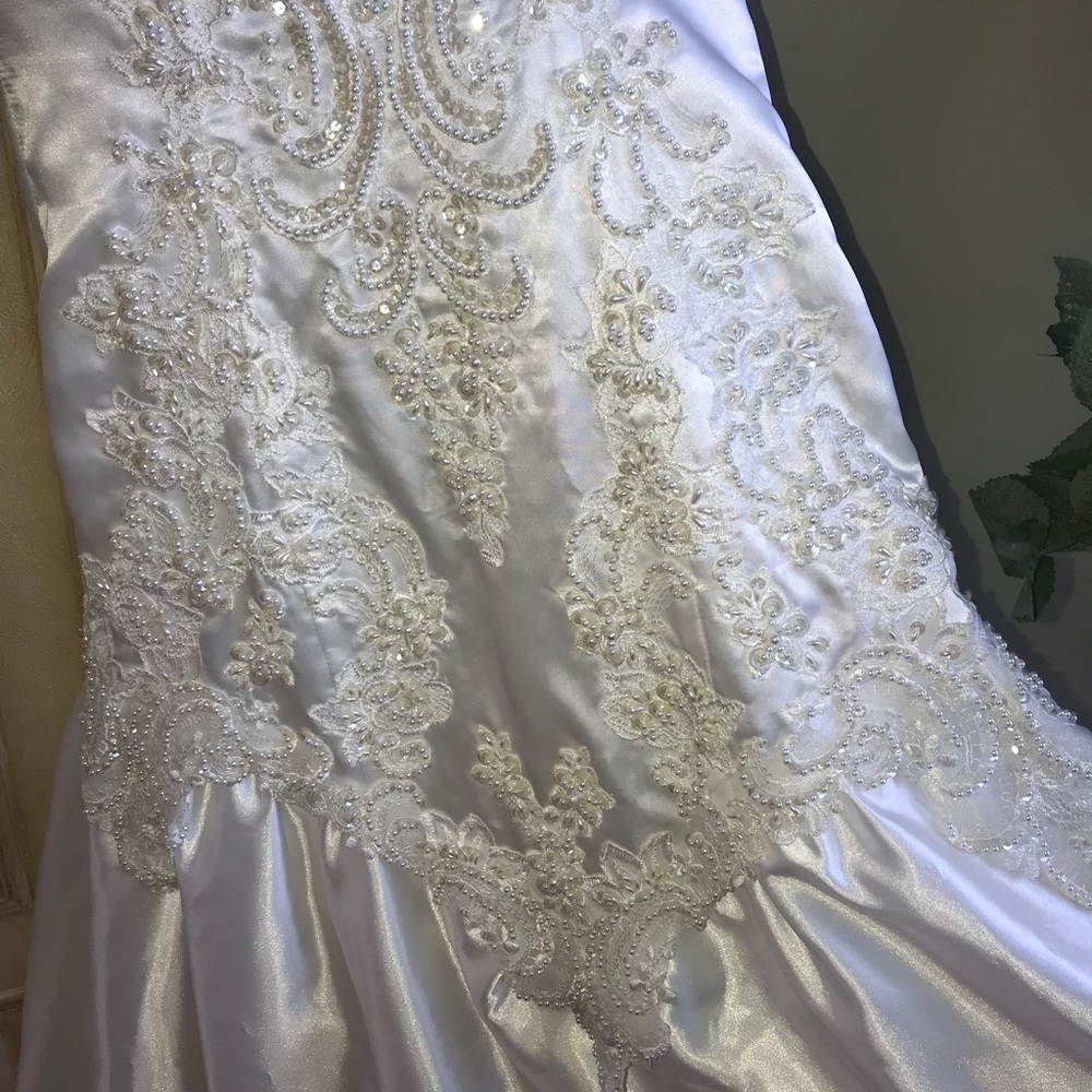 Beautiful Beaded Wedding Gown Dress - Picture 2 of 8